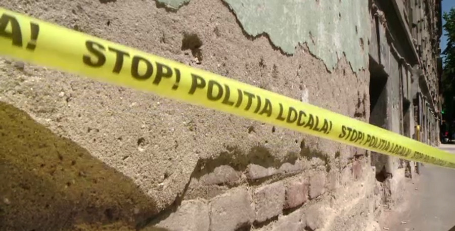 Batran ranit de o bucata de tencuiala dintr-o cladire veche, in centrul Timisoarei. Ce amenda au luat proprietarii