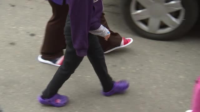 Fetita de 7 ani, desfigurata de un caine maidanez chiar langa sectia politiei locale. Micuta va ramane cu sechele pe viata