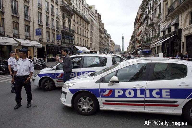 Un barbat a incercat sa jefuiasca un fast food cu o banana. Cu cati bani a reusit sa plece. VIDEO