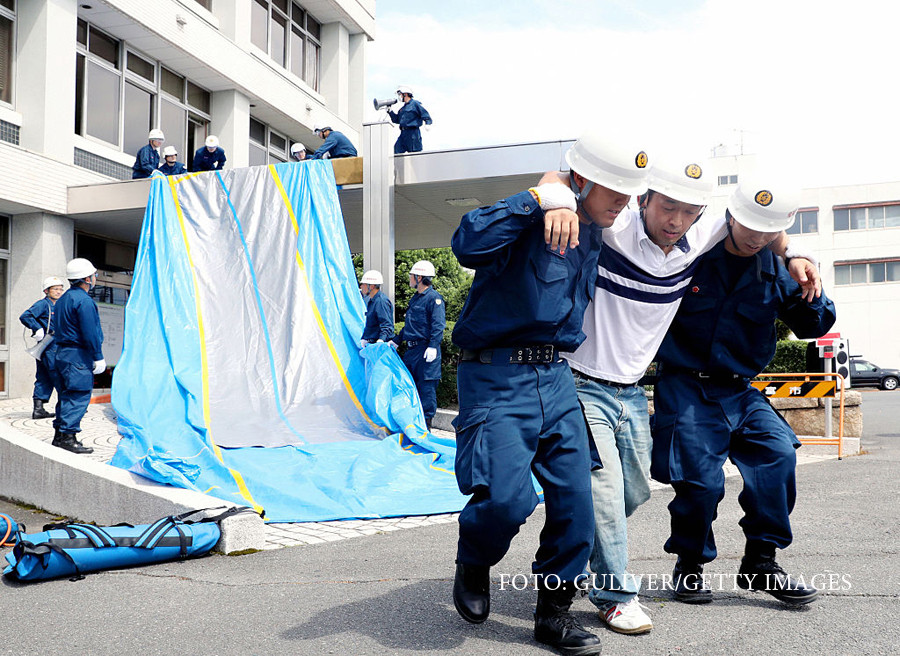 Tehnicile de supravietuire urbana pe care japonezii le repeta zi de zi. Case din carton si paturi de spital din PET-uri