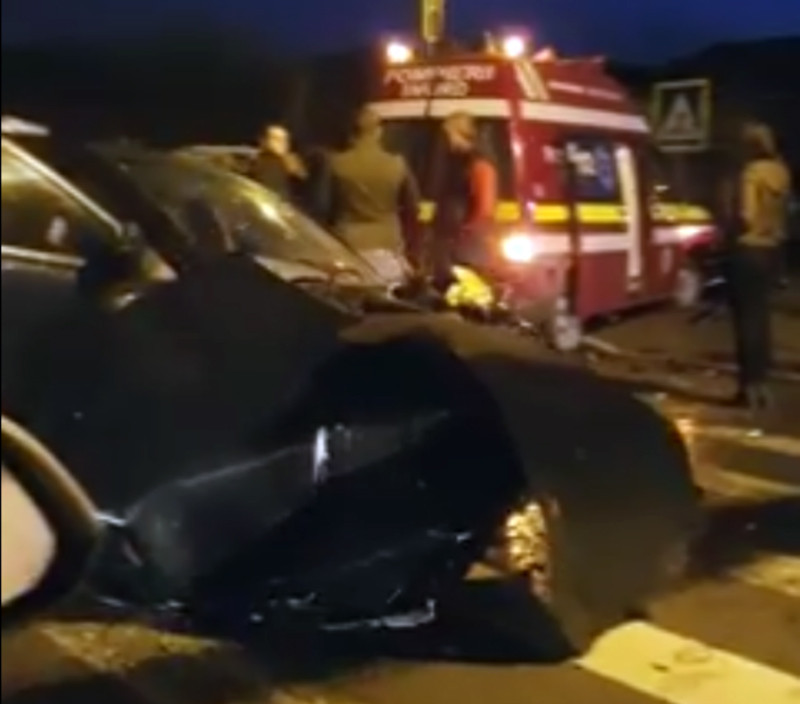 Ciocnire intre o ambulanta si un autoturism, in Mogosoaia. Trei oameni au ajuns la spital. VIDEO