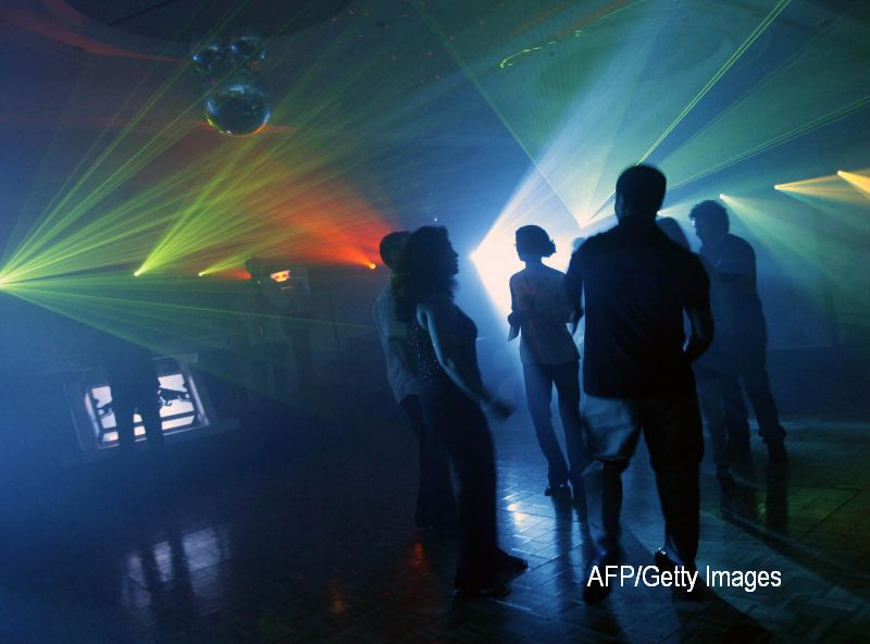 O tanara si-a pierdut poseta intr-un club, iar un strain i-a inapoiat-o impreuna cu un bilet. Ce mesaj infiorator a transmis