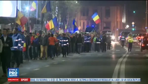 Mii de oameni au mers in mars prin centrul Capitalei, trecand pe la Parlament si pe la DNA. Imnul a fost intonat la final