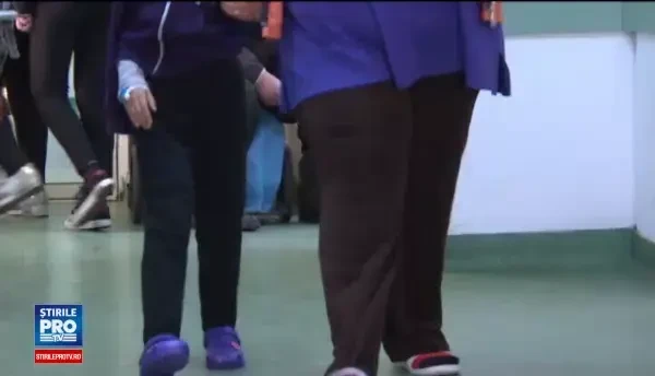 Fetita de 7 ani, desfigurata de un caine maidanez chiar langa sectia politiei locale. Micuta va ramane cu sechele pe viata