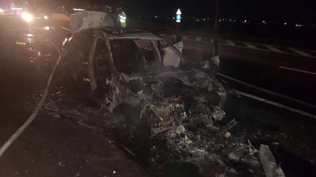 Panica pe DN1, dupa ce o masina a luat foc in timpul mersului. Flacarile ar fi fost provocate de un scurt circuit