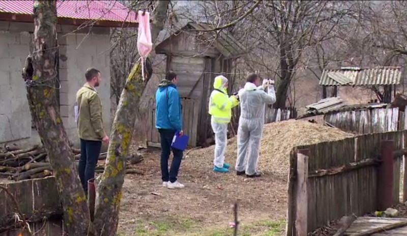O femeie dintr-un sat vasluian e banuita ca si-a aruncat copilul nou-nascut in foc. Nimeni nu stia ca e gravida