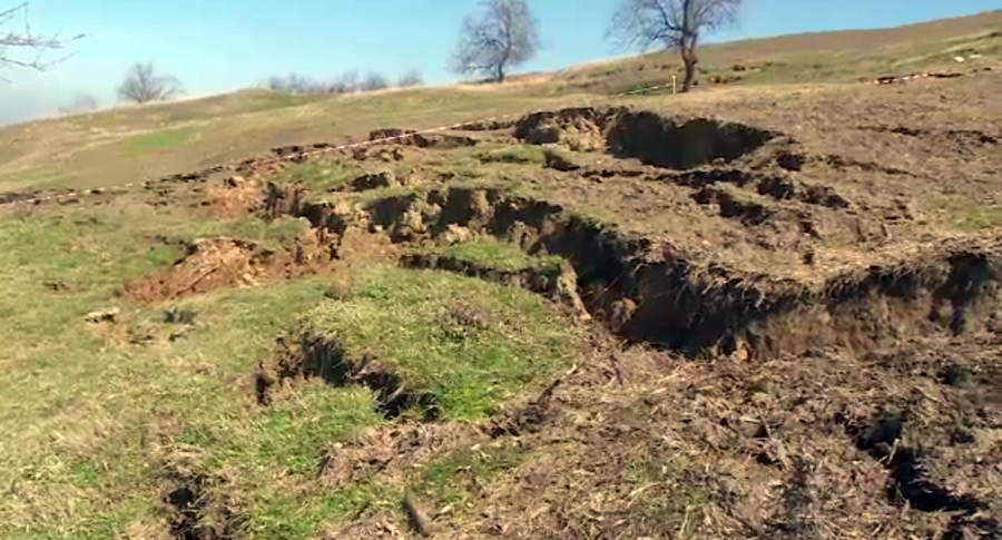Un nou fenomen misterios in Izvoarele, "satul cutremurelor" din Galati. Oamenii ar putea fi evacuati