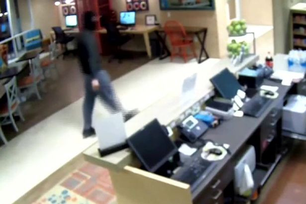 Cum a scapat o receptionera de cel care voia sa o violeze. Greseala care a dus in final la prinderea lui. VIDEO