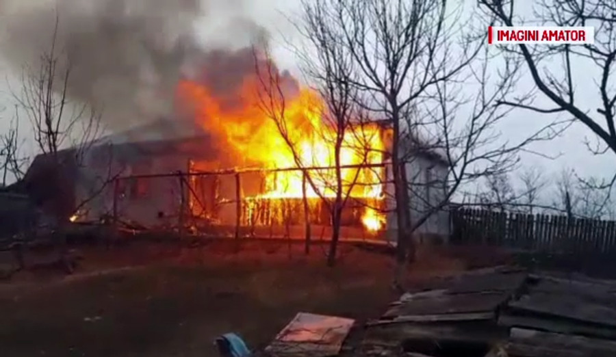 Incendiu de proportii intr-un sat din Botosani. Masinile pompierilor s-au blocat in glodul de pe drum