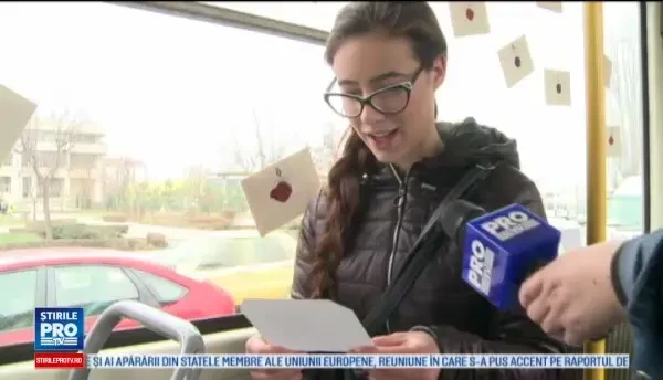 Sute de craioveni au avut parte de o surpriza neasteptata in tramvai. Ce au descoperit in plicul lasat pe scaun