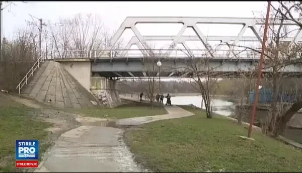 Adolescent de 16 ani, in stare critica dupa ce s-a electrocutat in timp ce isi facea un selfie. Are arsuri pe 90% din corp