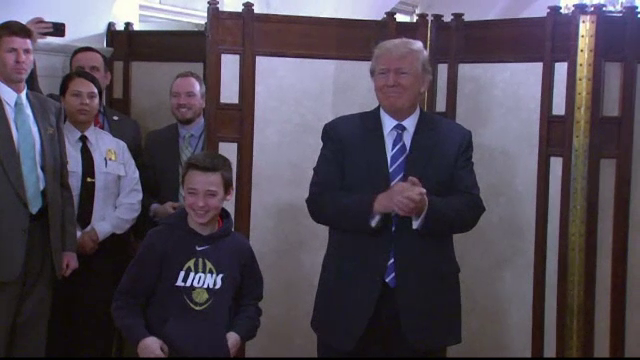 Prima zi in care Casa Alba s-a deschis pentru vizitatori in mandatul lui Trump. Reactia copiilor la vederea presedintelui