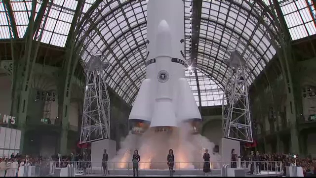 Karl Lagerfeld si-a prezentat noua colectie intr-un decor inspirat de un centru spatial. Ce zvon circula despre designer