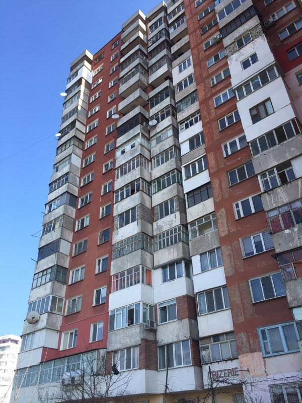 O fata de 15 ani si un baiat de 16 ani s-au aruncat in gol de pe un bloc cu 18 etaje, din Chisinau. Biletul lasat in urma