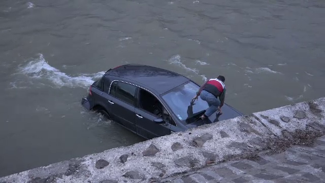 O clipa de neatentie a fost suficienta pentru ca un sofer din Maramures sa ajunga cu masina in rau. Ce incerca sa faca