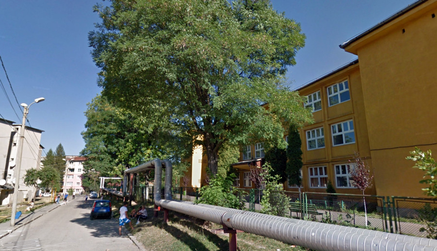 Profesor din Lupeni, fost viceprimar, acuzat ca a batut un elev. "Era vanat la gat si la spate"