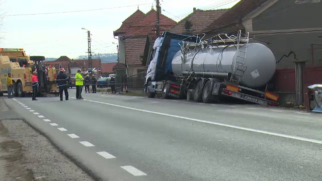 Accident pe DN1 intre o cisterna incarcata cu lichid inflamabil si un TIR. Oamenii din zona au fost evacuati imediat