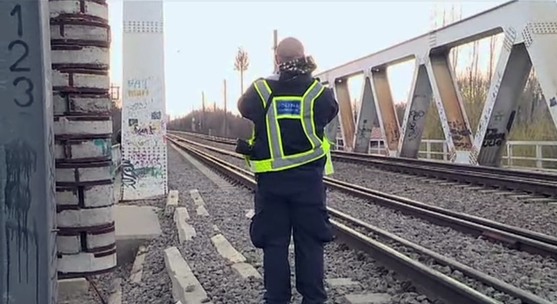 Adolescentul electrocutat pe podul de cale ferata din Herastrau a murit. Avea arsuri pe aproape tot corpul