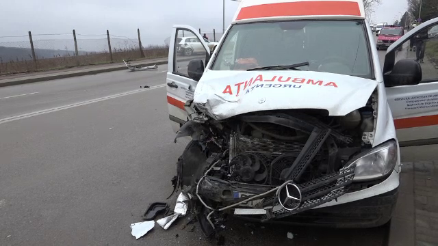 Ambulanta din Botosani, lovita de o masina care a intrat pe contrasens. Ce au declarat martorii despre soferul vinovat