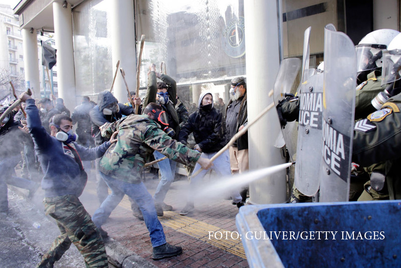 Ciocniri intre fermieri si fortele de ordine in Atena, in cursul unui protest