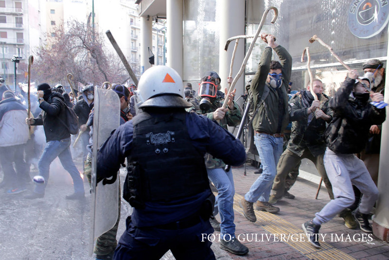 Ciocniri intre fermieri si fortele de ordine in Atena, in cursul unui protest
