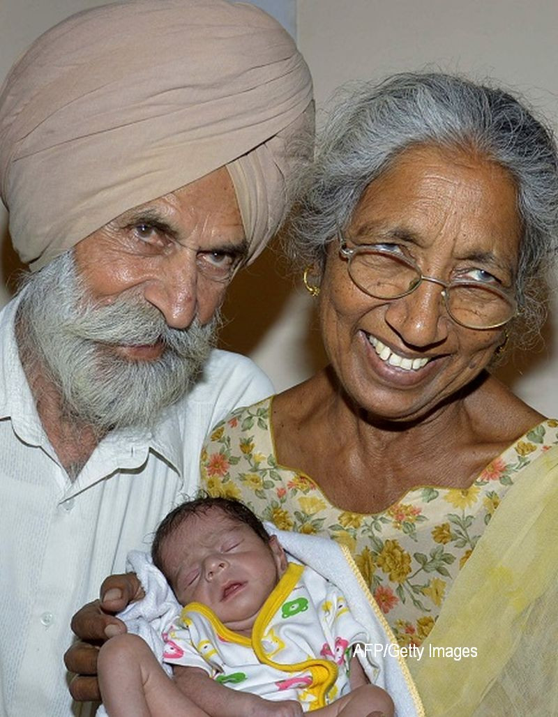 O femeie de 73 de ani a facut fertilizare in vitro si a nascut un baietel. De ce se plange batrana dupa un an de la nastere