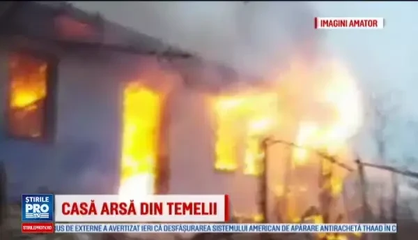 Incendiu de proportii intr-un sat din Botosani. Masinile pompierilor s-au blocat in glodul de pe drum