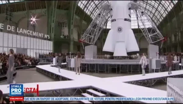 Karl Lagerfeld si-a prezentat noua colectie intr-un decor inspirat de un centru spatial. Ce zvon circula despre designer