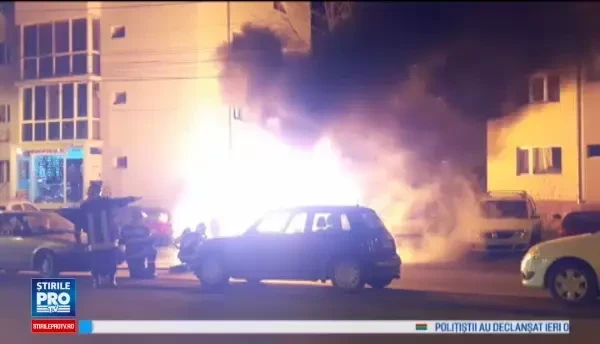 Trei masini fara asigurare CASCO au luat foc intr-o parcare din Timisoara. Martor: Numai in filme am vazut asa ceva