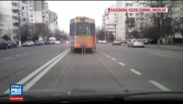 Copil asezat pe tamburul unui tramvai care circula cu viteza, filmat cu camera de bord. Cum reactioneaza soferul