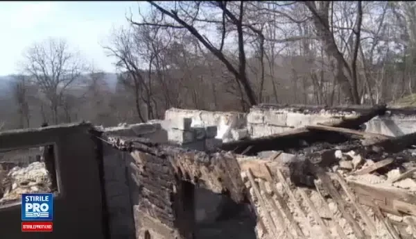 Casa, grajdurile si toate animalele unor pensionari au ars intr-o singura noapte: Focul a plecat de la o scanteie