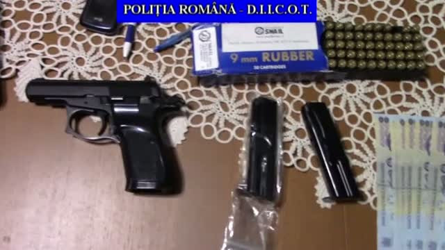 Tranzactii fictive cu carti, in judetul Prahova. Numele scolii de politie "Vasile Lascar" din Campina, folosit de suspecti