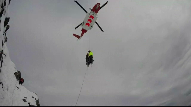 Operatiune de salvare dificila a unui alpinist, in Tara Galilor. Salvamonstitii au intervenit cu un elicopter