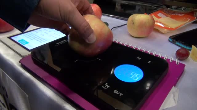 iLikeIT. Gadgeturi care ne fac viata mai usoara. Ceasul care numara caloriile de la ultima masa si senzorul pentru fructe