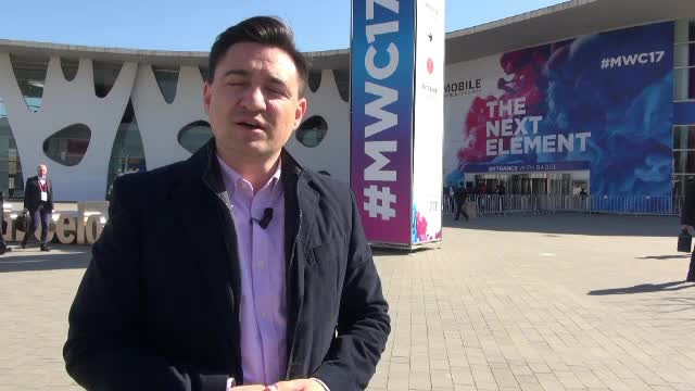 iLikeIT. Inovatia este la ea acasa in targurile de tehnologie. Pantofii sport care stiu sa comande pizza