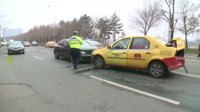 O ambulanta care transporta o pacienta la Spitalul Floreasca, implicata intr-un accident. Patru persoane au fost ranite