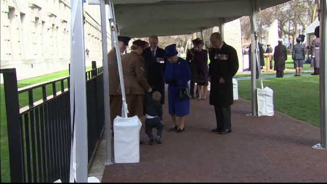 Un copil s-a lasat convins cu greu sa ii ofere Reginei Elisabeta un buchet de flori. Baiatul a incercat sa fuga