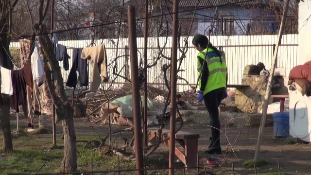 Copil de 4 ani ranit grav cu o foarfeca de bunicul lui. "De nervi ca nu mi-a luat tigari, am aruncat spre sotia mea"