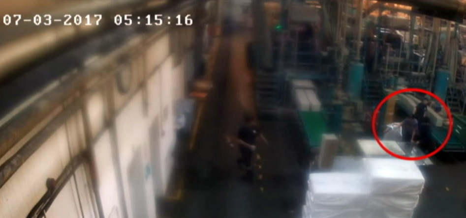 O femeie a fost la un pas de a fi zdrobita intr-o presa, la o fabrica din Dambovita. Cine a salvat-o in ultima clipa