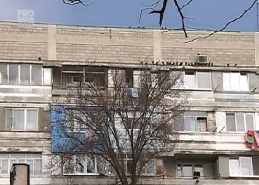 Un copil a cazut de la etajul 8 si a scapat fara fracturi. Parintii erau plecati si nu au mers nici a doua zi la spital