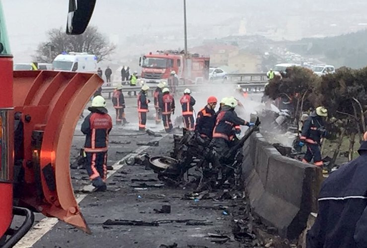 Un elicopter a lovit un turn de televiziune si s-a prabusit pe o sosea din Istanbul. Cinci oameni au murit. VIDEO