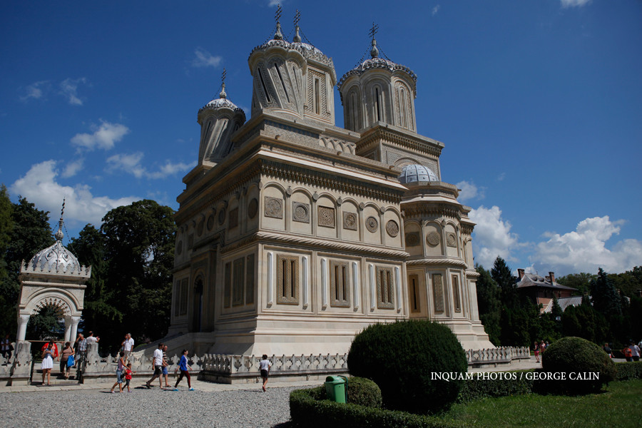 Biserica de la Curtea de Arges va fi deschisa pentru slujbe. Istoricii se tem ca pictura, unica in lume, va fi distrusa