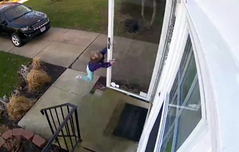 O fetita de 4 ani din SUA a fost luata de vant cand incerca sa intre in casa. Ce facea mama ei in acest timp