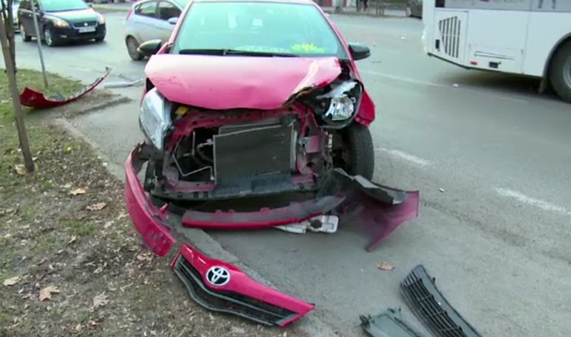 Accident produs de un politist aflat la volanul unei masini imprumutate. Agentul nu a observat o soferita in giratoriu