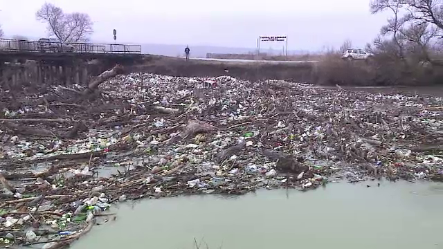 Inconstienta romanilor care arunca gunoaie pe unde apuca provoaca probleme uriase. Situatie de urgenta intr-o zona din tara