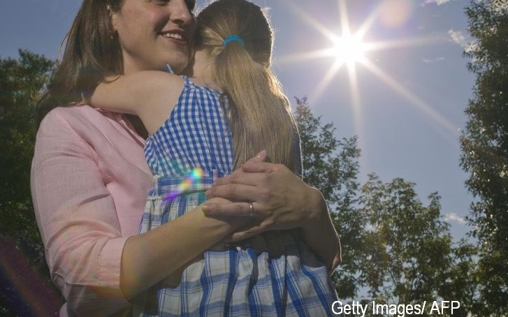 O femeie care a stat 7 ani in coma si-a vazut fiica pentru prima oara de la nastere. Momentul a fost filmat. VIDEO