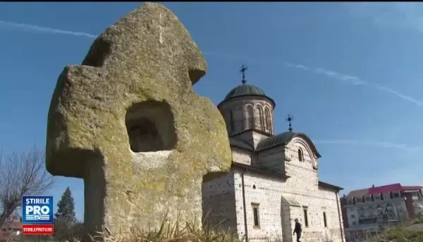 Biserica de la Curtea de Arges va fi deschisa pentru slujbe. Istoricii se tem ca pictura, unica in lume, va fi distrusa