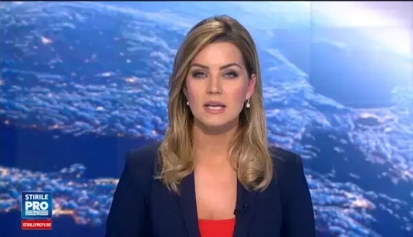 Accident produs de un politist aflat la volanul unei masini imprumutate. Agentul nu a observat o soferita in giratoriu