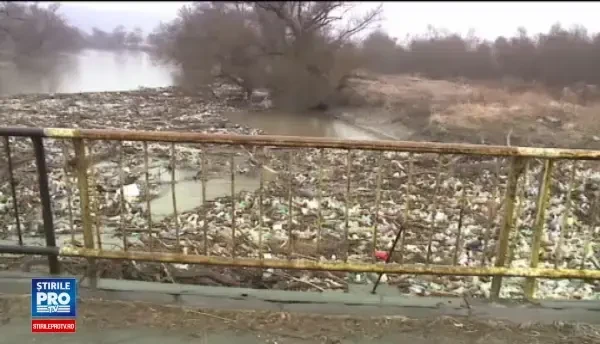 Inconstienta romanilor care arunca gunoaie pe unde apuca provoaca probleme uriase. Situatie de urgenta intr-o zona din tara