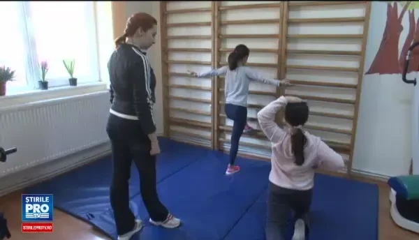 Riscurile la care sunt expusi copiii din cauza pozitiei gresite pe care o au cand folosesc telefoane sau tablete